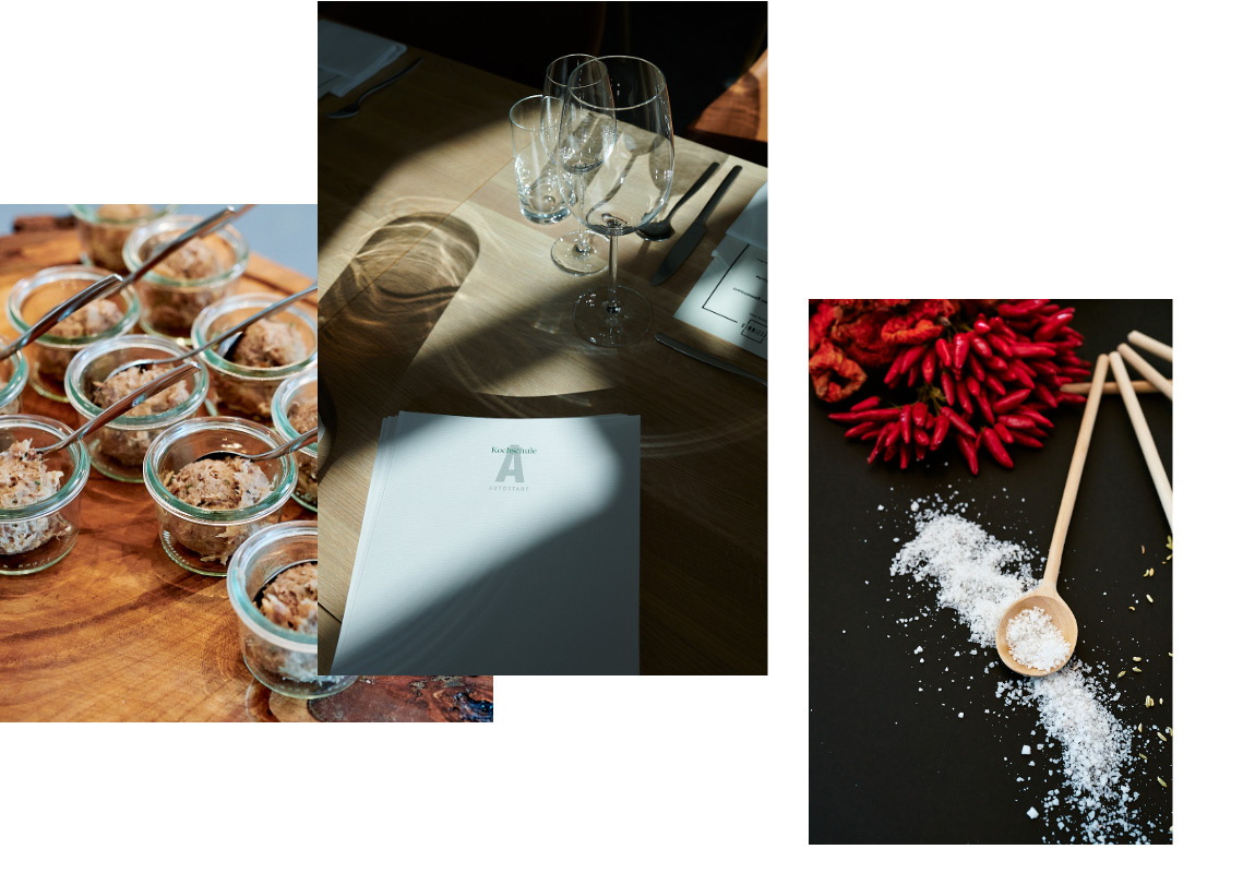 Collage aus 3 Bildern. Links:Glasschüsseln mit Creme. Mitte:Menükarte neben einem Gedeck. Rechts:Salzkristalle und Chillischoten auf schwarzem Tisch.
