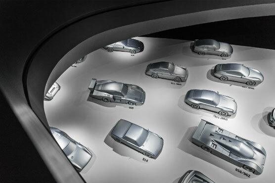 Vogelperspektive auf eine Modell der Modellanordnung im Porsche Pavillon. Verschiedene Modelle in silber sind mit Wagennummer gruppiert.