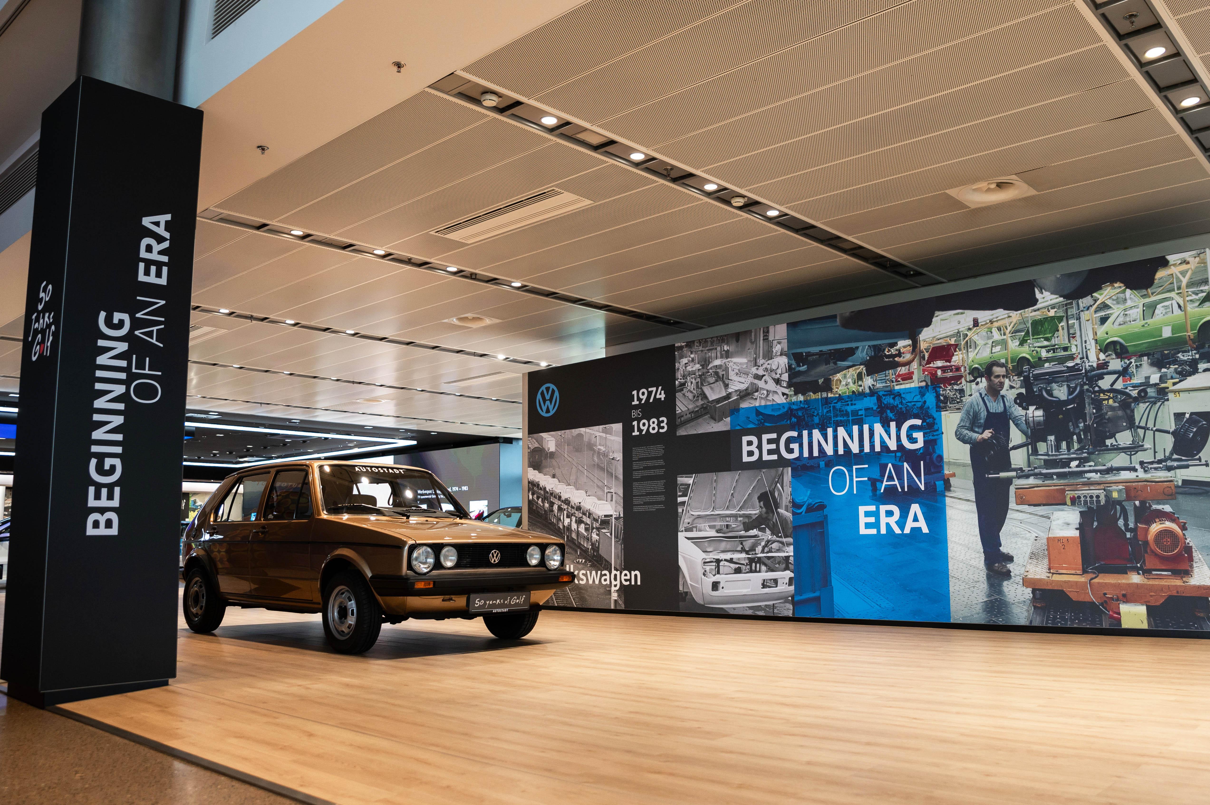 Ein Brauner Golf I in der Ausstellung 50 Jahre Golf in der Autostadt