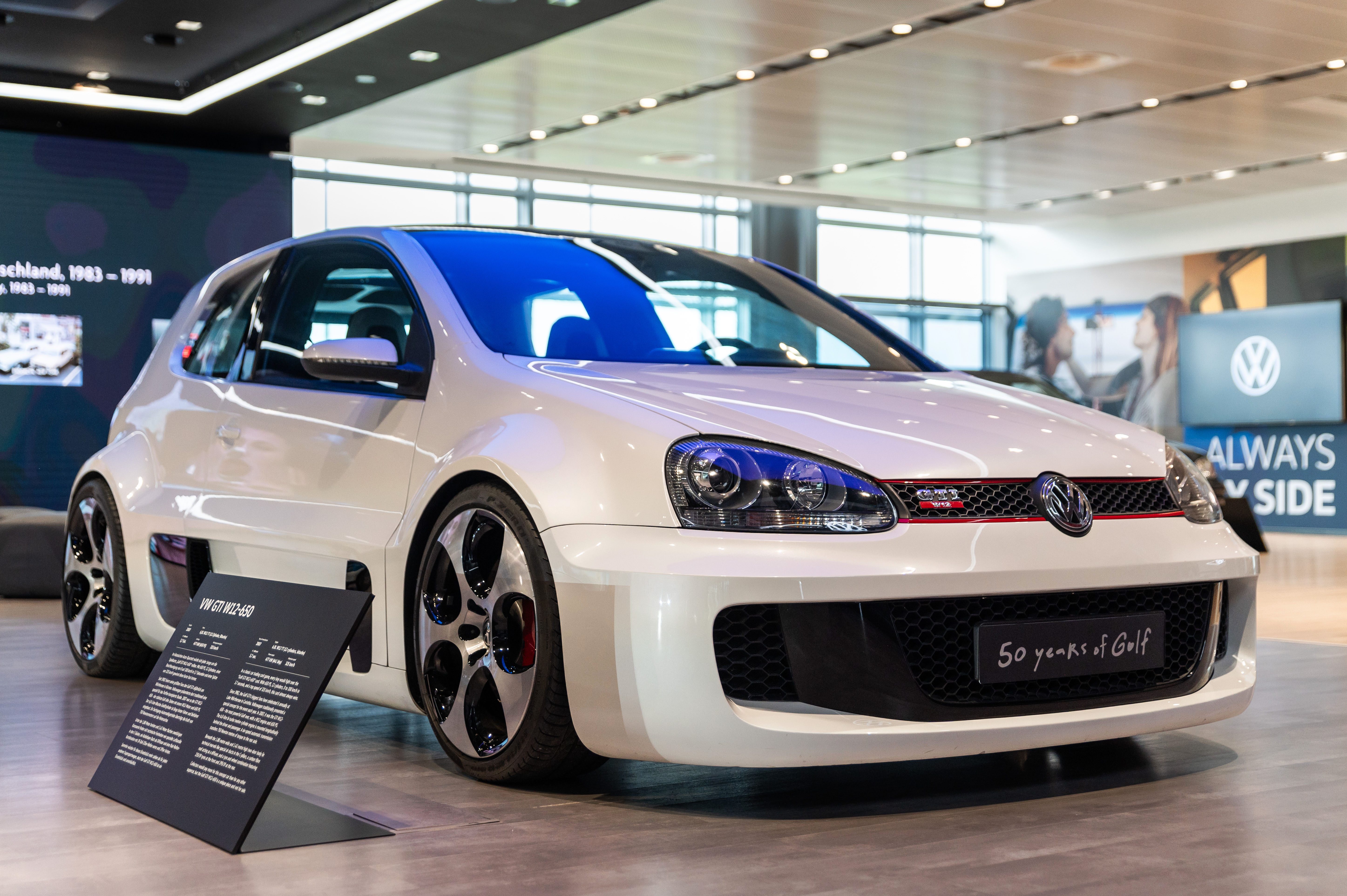 Ein weißer Golf GTI in der Ausstellung 50 Jahre Golf in der Autostadt