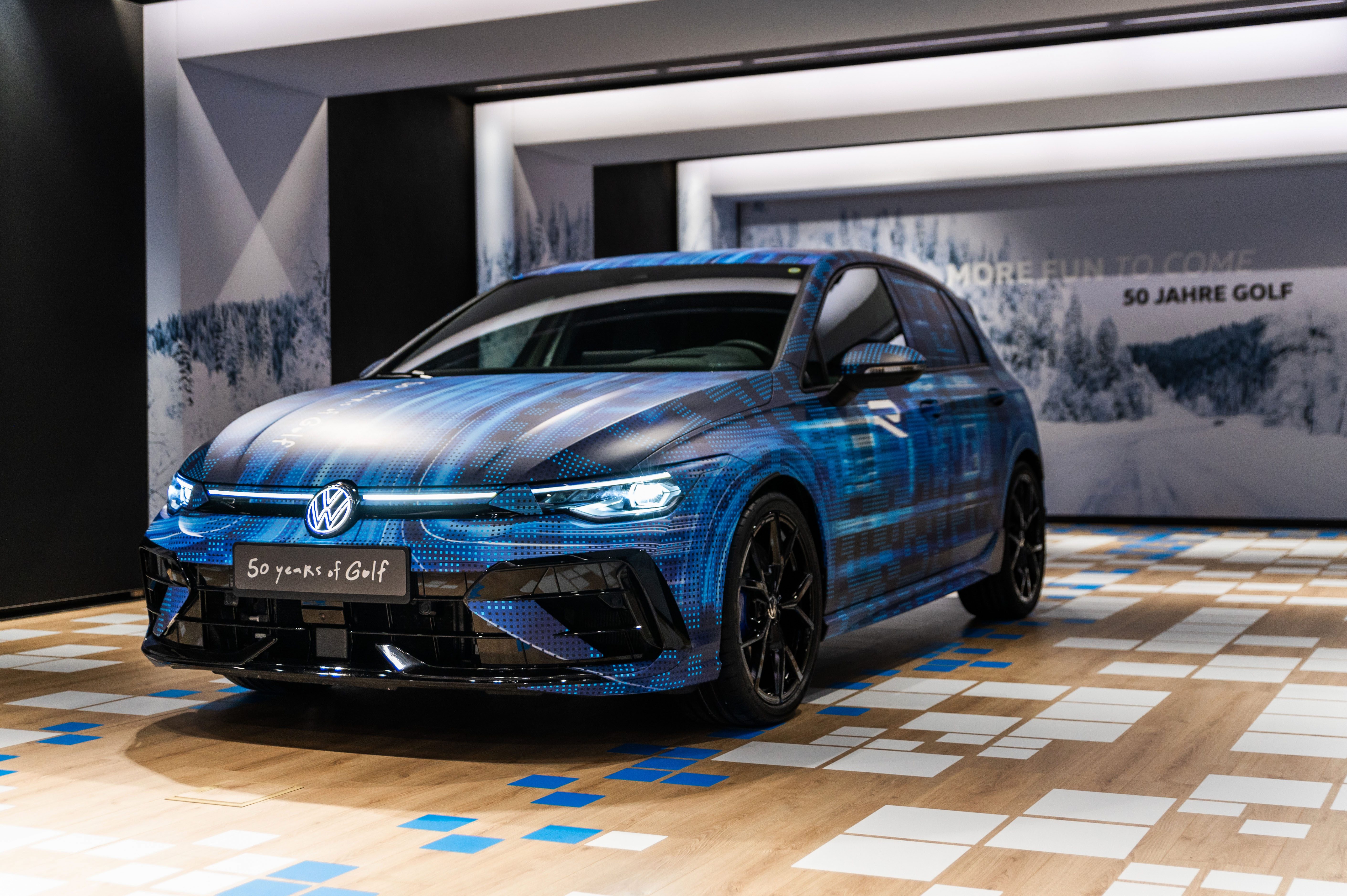 Ein blau-schwarzer Golf 8 R in der Ausstellung 50 Jahre Golf in der Autostadt