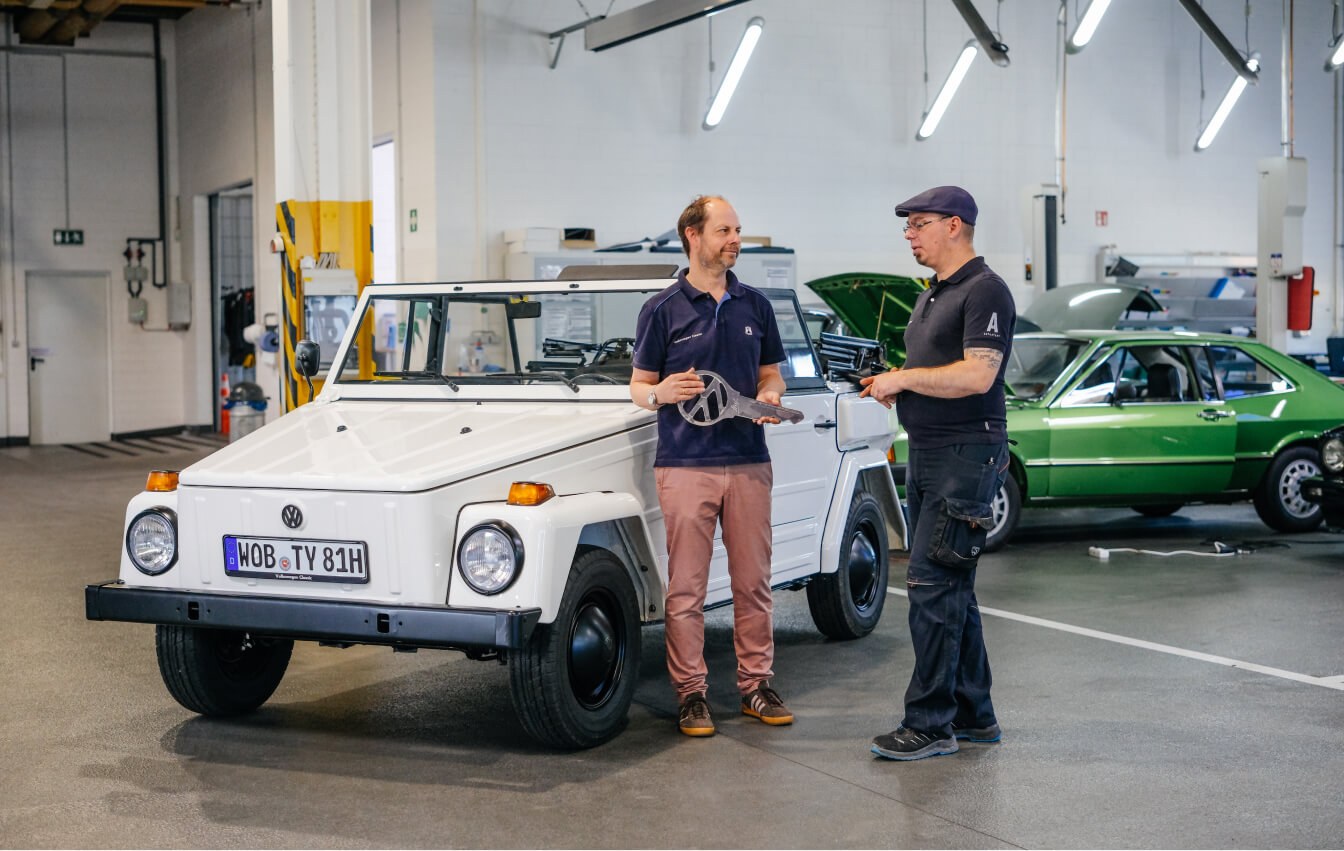 Das Team ist stolz auf die Restaurierung vom VW Kübelwagen 181 für das Autostadt ZeitHaus