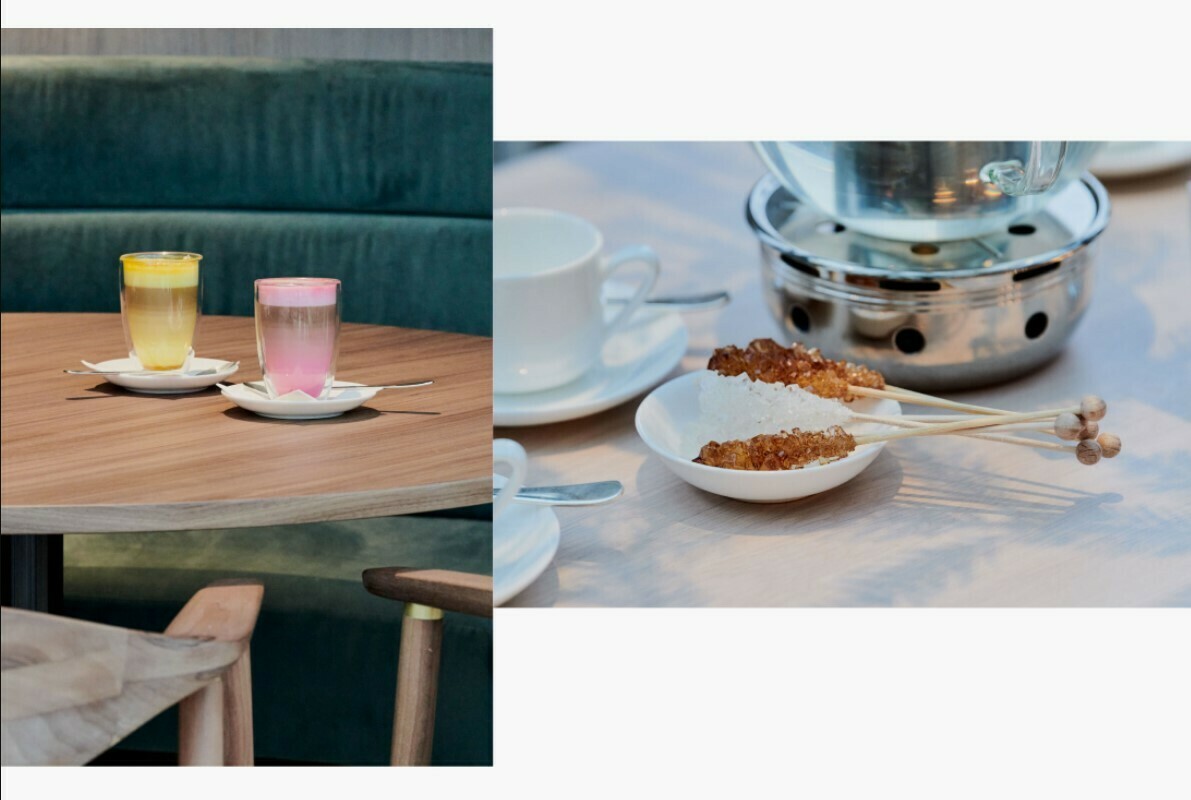 Collage Heißgetränke. Links stehen zwei Gläser mit gelbem und rosafarbenen Inhalt auf einem Holztisch. Rechts liegen Kandissticks neben Teeservice.