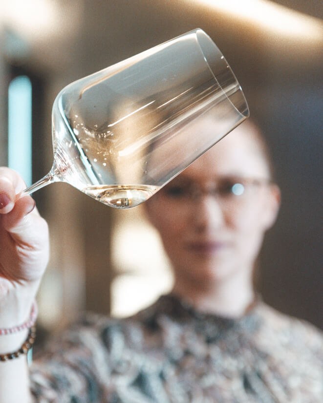 Alkoholfreie Sterneküche Anne-Helene Herpers Blick auf Glas