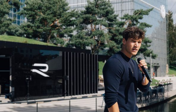 Wincent Weiss bei der Eröffnung des R Pavillon in der Autostadt in Wolfsburg