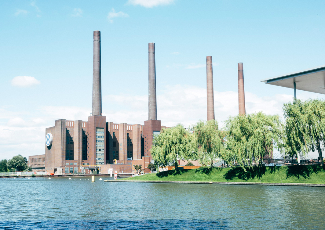 Foto der VW Fabrik in Wolfsburg, gesäumt von Wasser.
