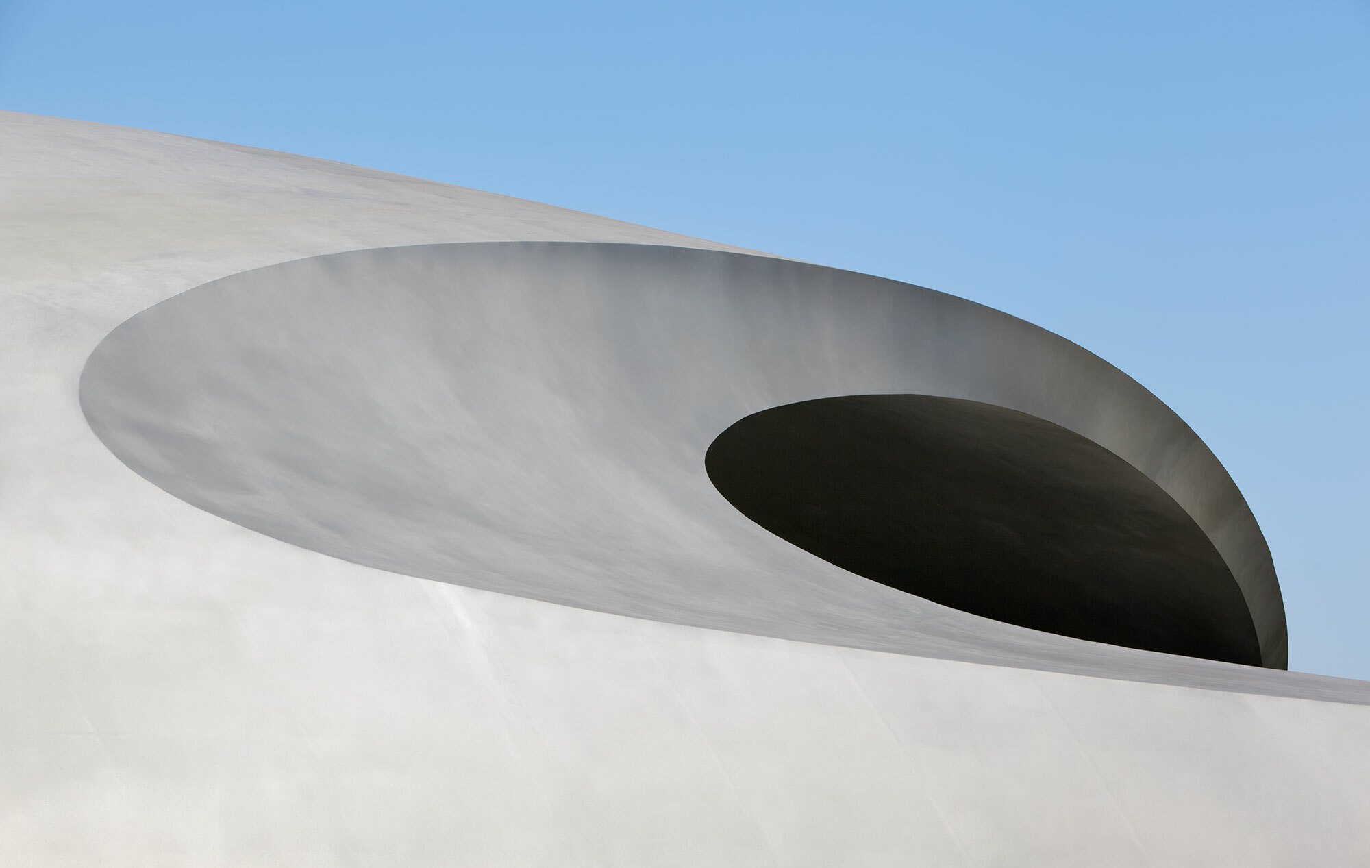 Detailaufnahme der dynamischen Formsprache des Porsche Pavillon.